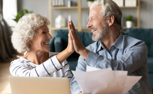 Zdjęcie przedstawia parę seniorów - kobietę i mężczyzne. źródło: www.kongresgospodarkisenioralnej.p